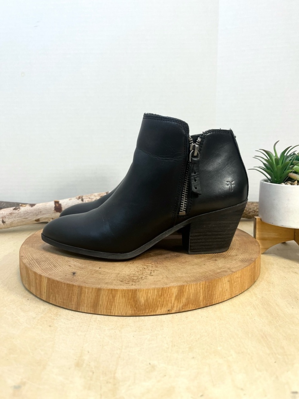 Frye Judith Leather Zippered Ankle Boots | Black | Size 7
